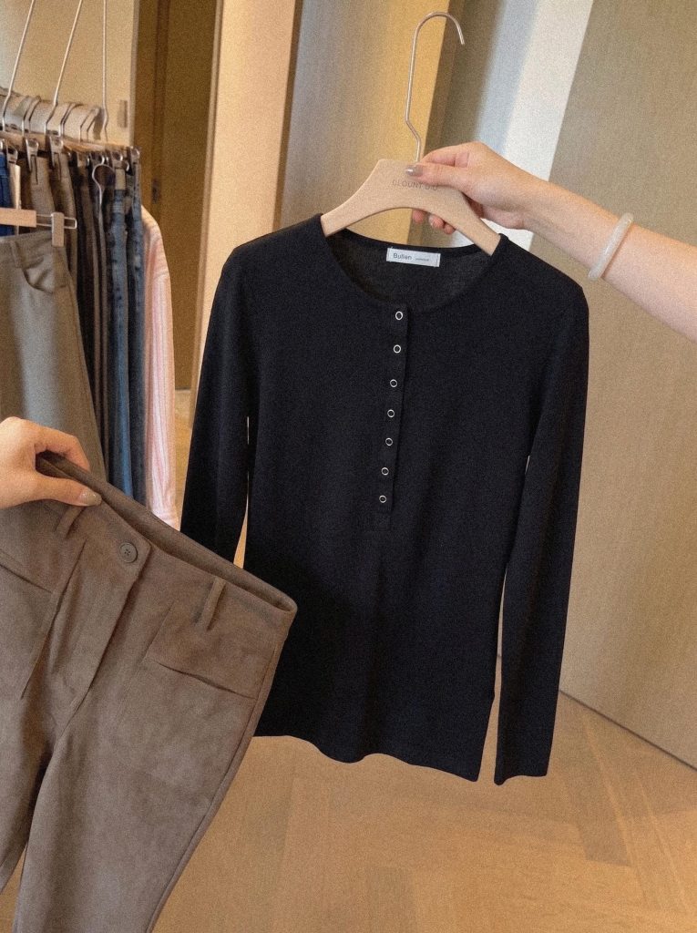 Minimalist Early Autumn Comfort Long Sleeve Round Neck Half Placket Knit Top